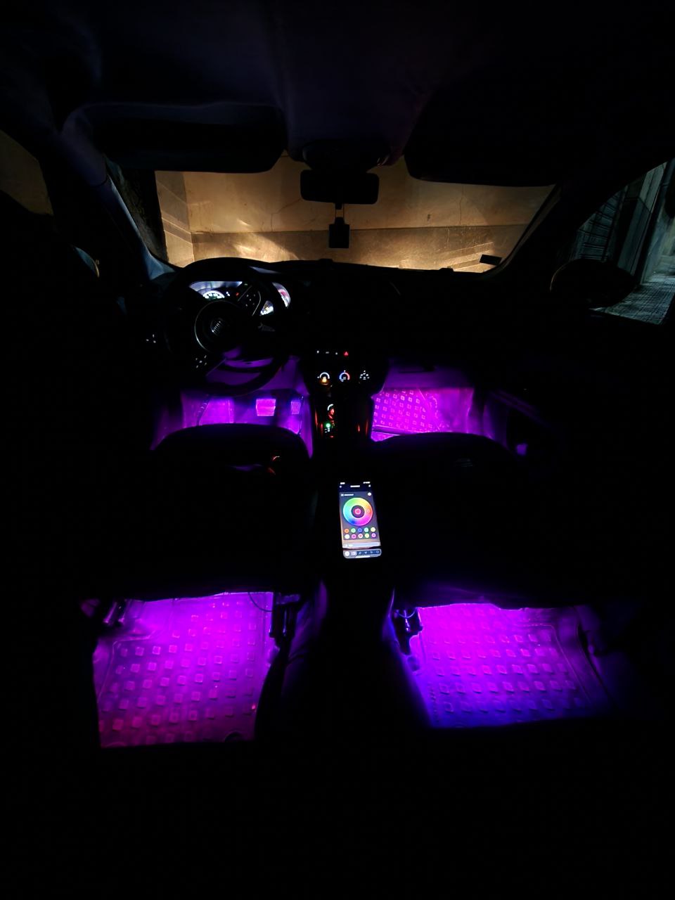 إضاءة LED داخلية ذكية – تحكم بالألوان عن طريق الهاتف وعيّش الأجواء اللي تحبها 💫