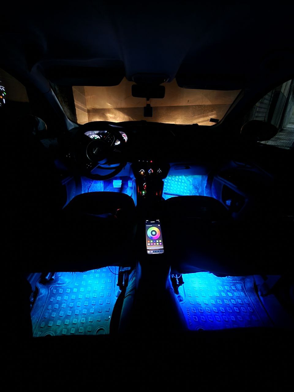 إضاءة LED داخلية ذكية – تحكم بالألوان عن طريق الهاتف وعيّش الأجواء اللي تحبها 💫