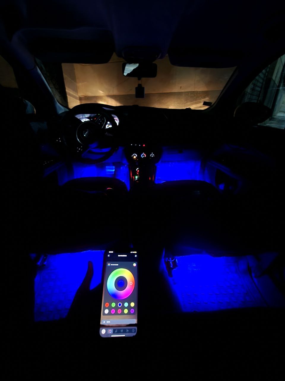 إضاءة LED داخلية ذكية – تحكم بالألوان عن طريق الهاتف وعيّش الأجواء اللي تحبها 💫