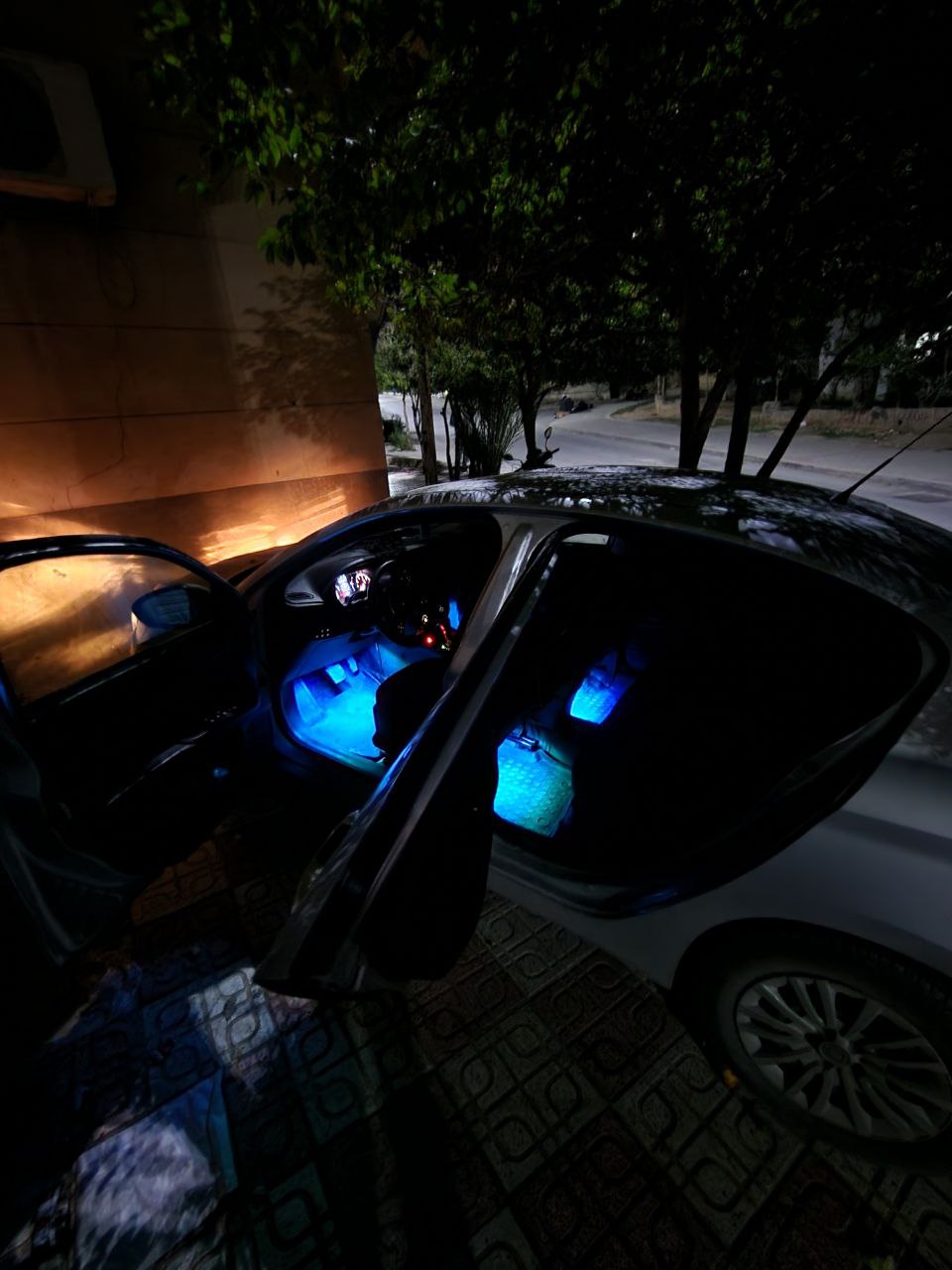 إضاءة LED داخلية ذكية – تحكم بالألوان عن طريق الهاتف وعيّش الأجواء اللي تحبها 💫