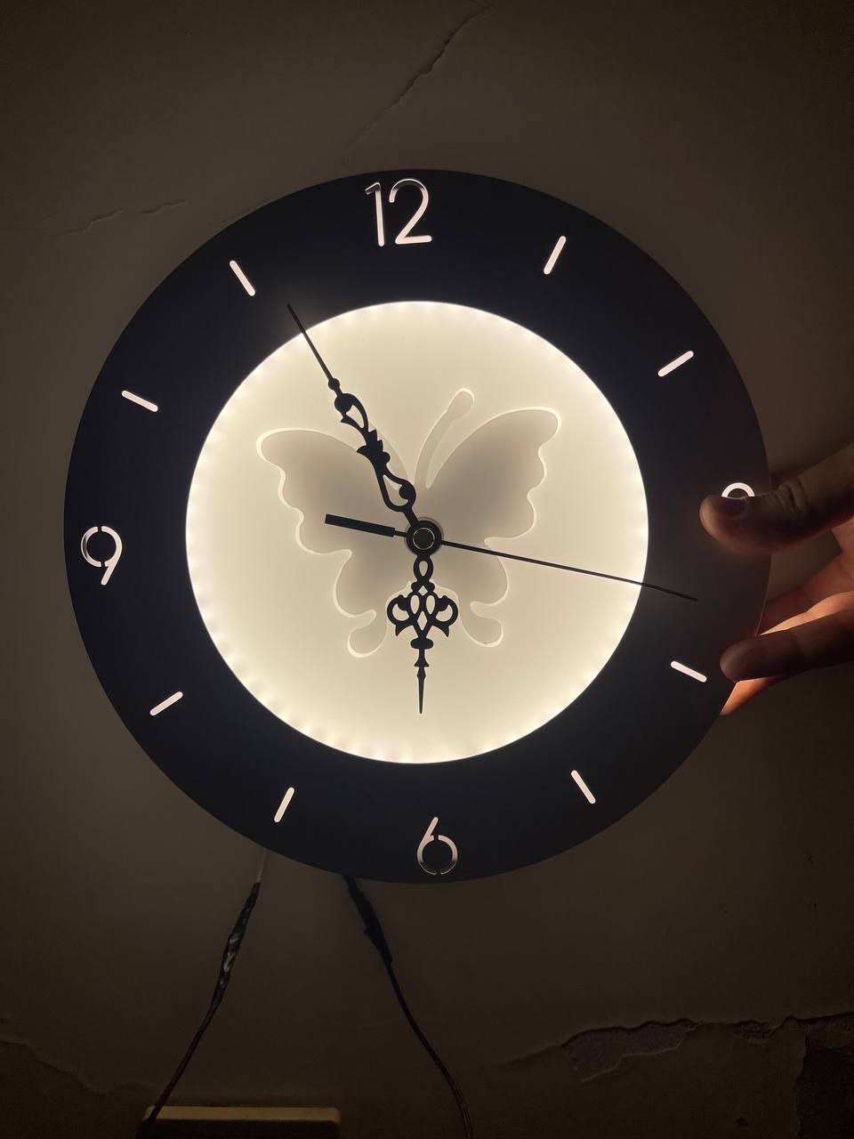 ساعة حائط عصرية بإضاءة ديكور + إضاءة