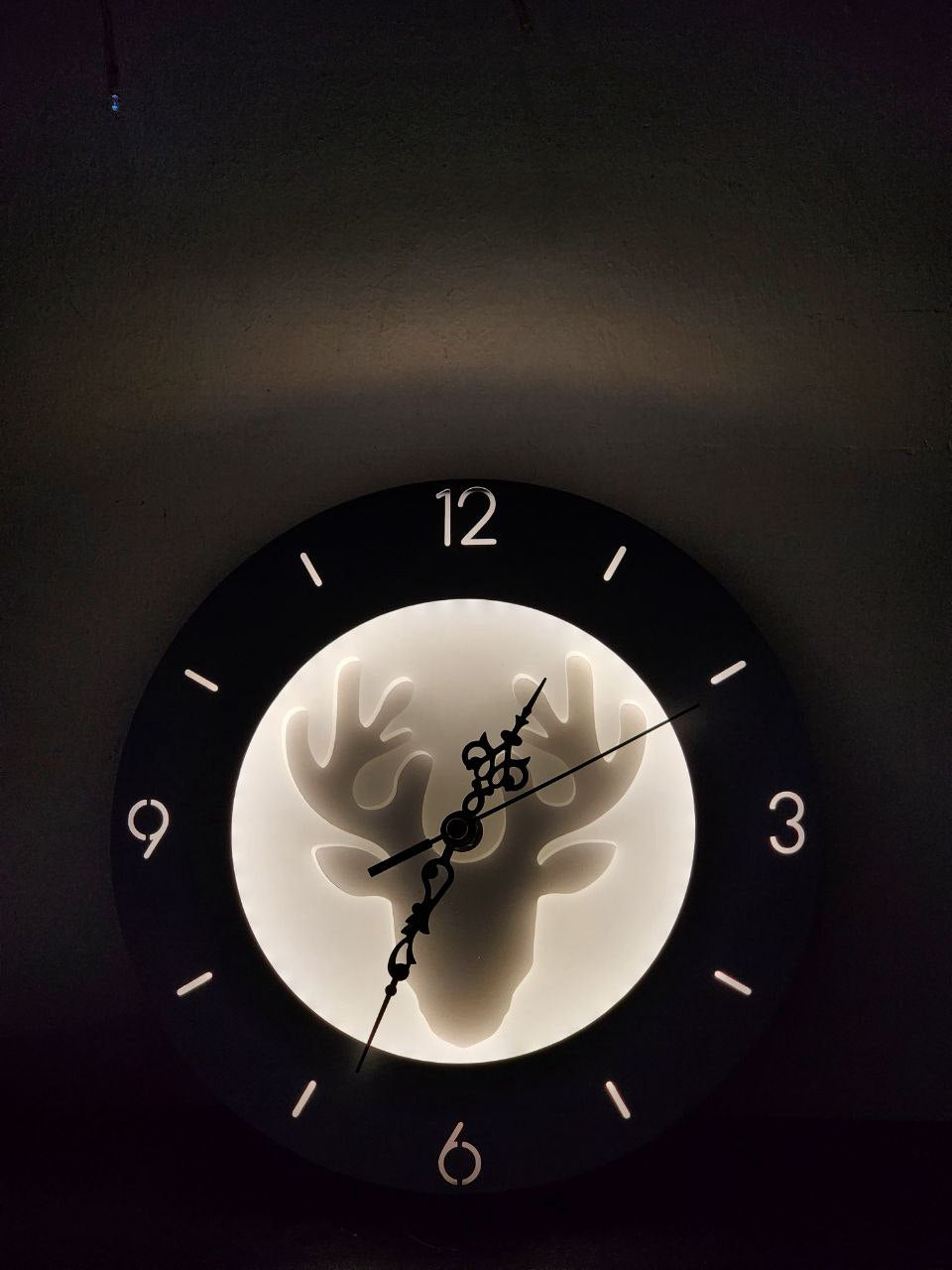 ساعة حائط عصرية بإضاءة ديكور + إضاءة