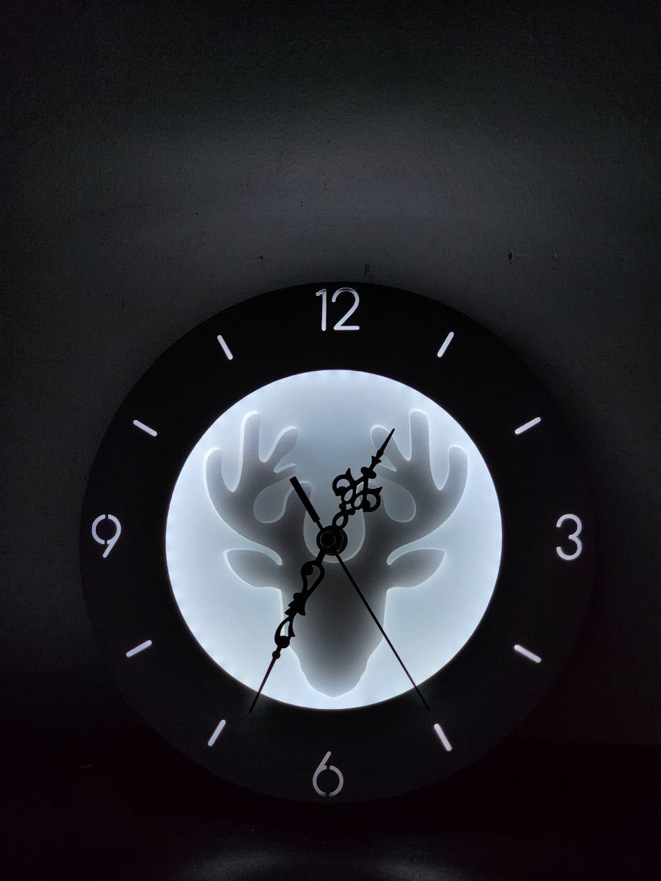 ساعة حائط عصرية بإضاءة ديكور + إضاءة