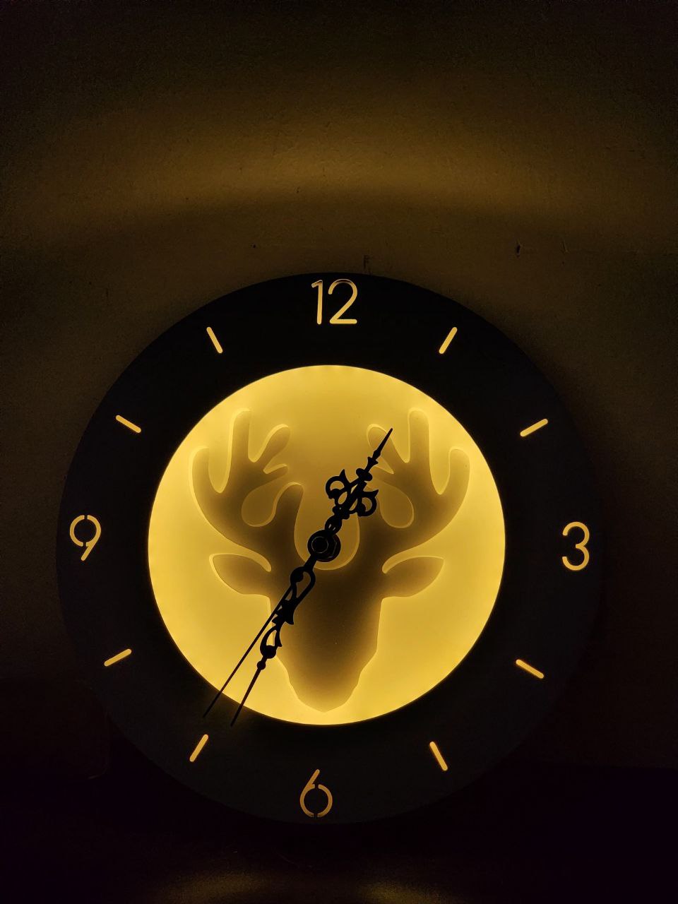 ساعة حائط عصرية بإضاءة ديكور + إضاءة