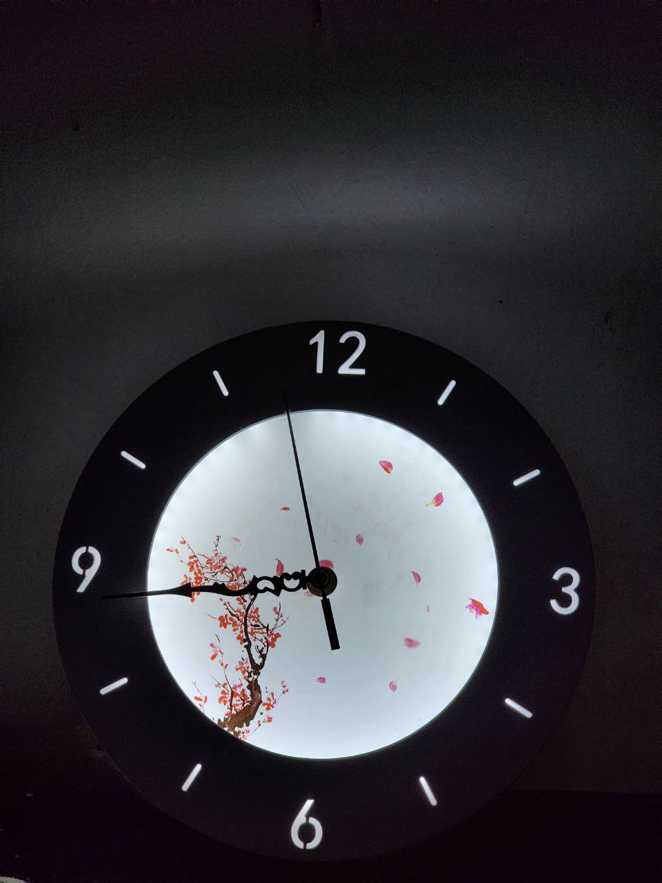 ساعة حائط عصرية بإضاءة ديكور + إضاءة